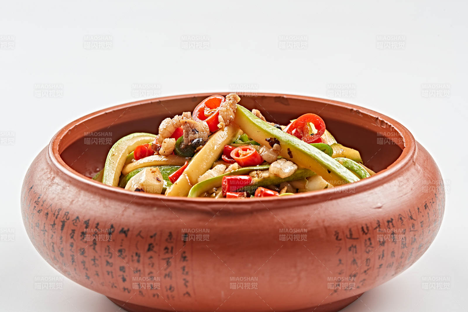 精美餐具装的湘味肉沫辣炒葫芦条