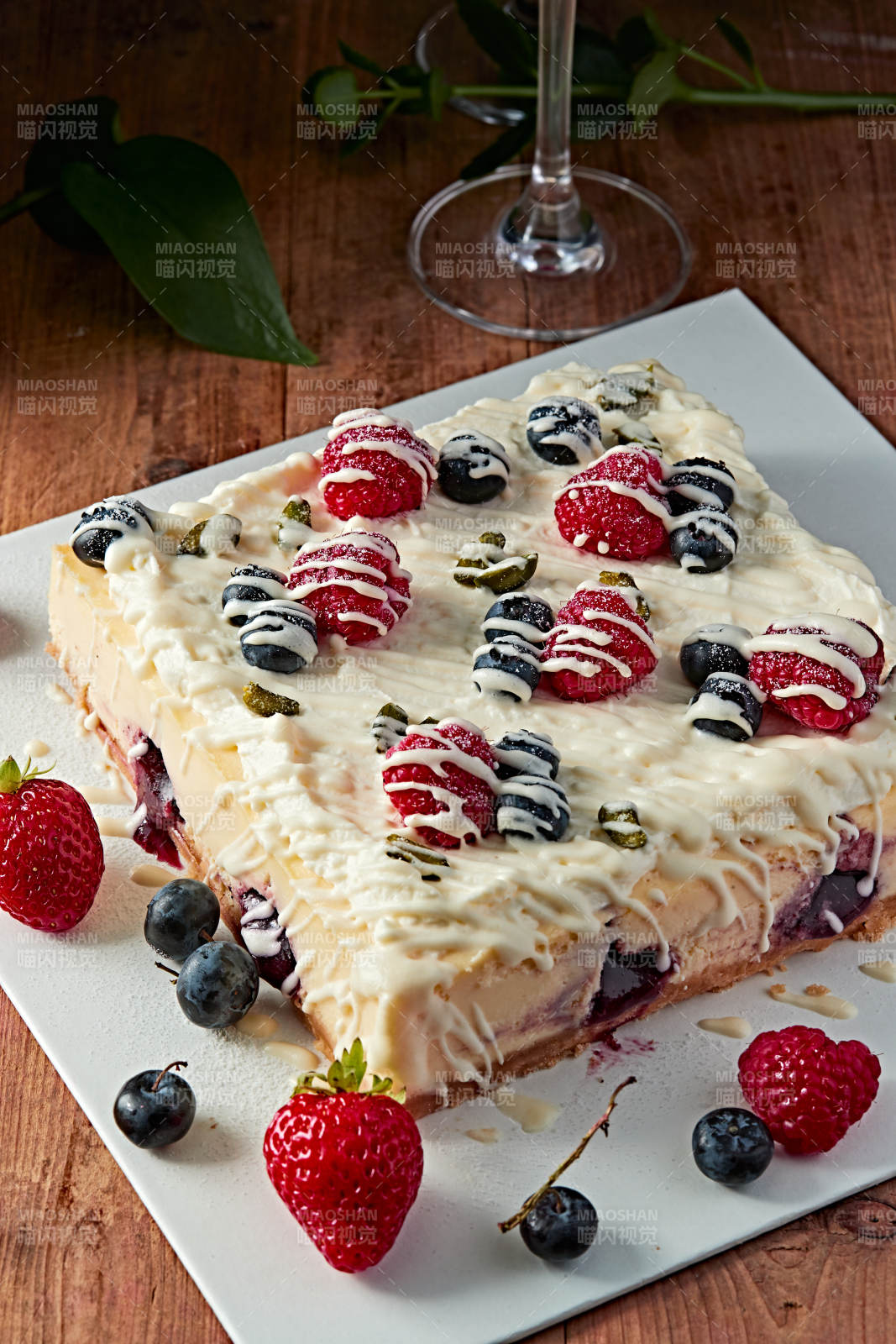 蓝莓树莓鲜奶慕斯蛋糕