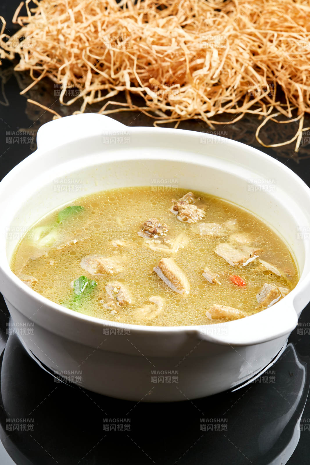 白色砂鍋裝的老火砂鍋柴雞煲