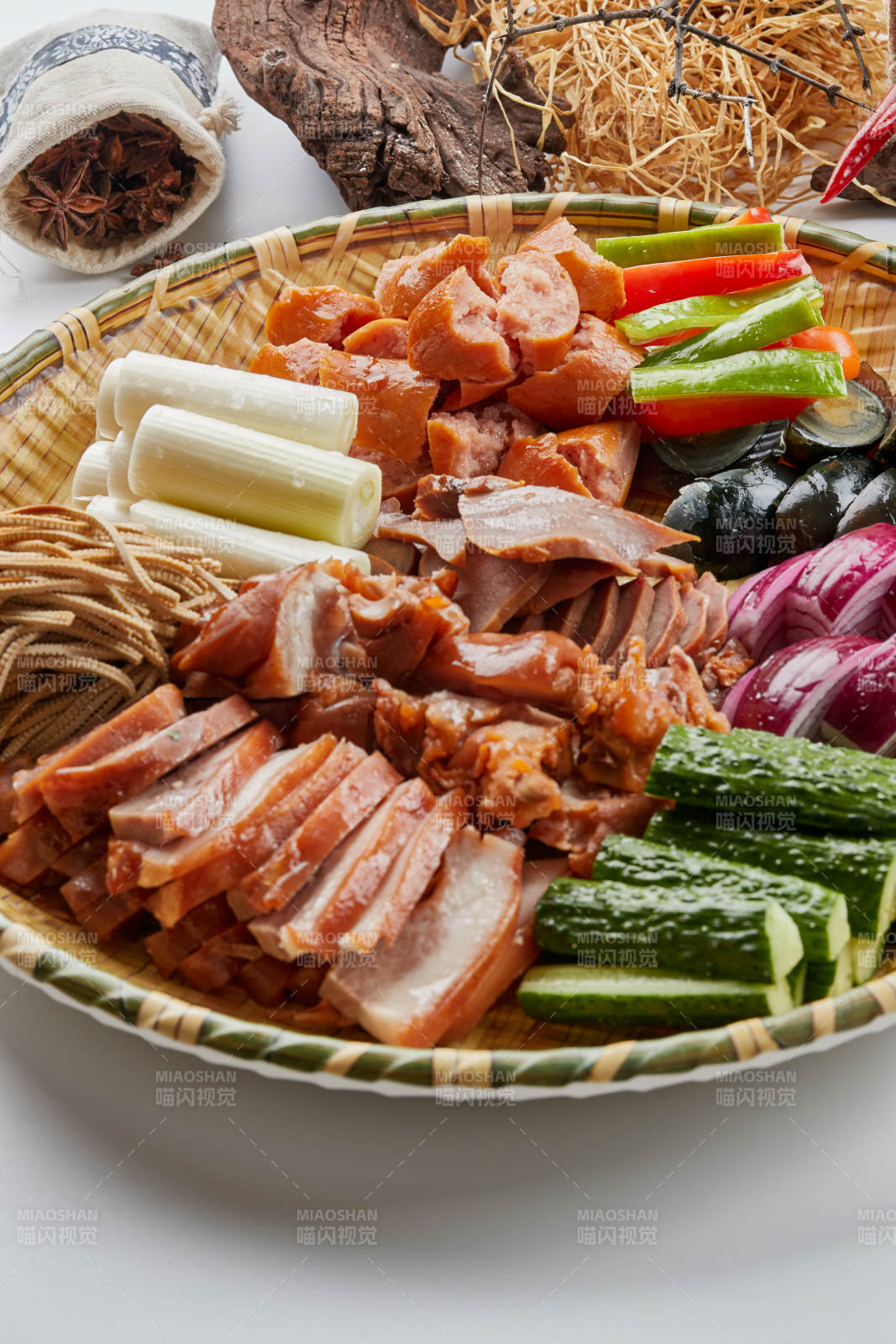 竹制笸箩装的农家大丰收