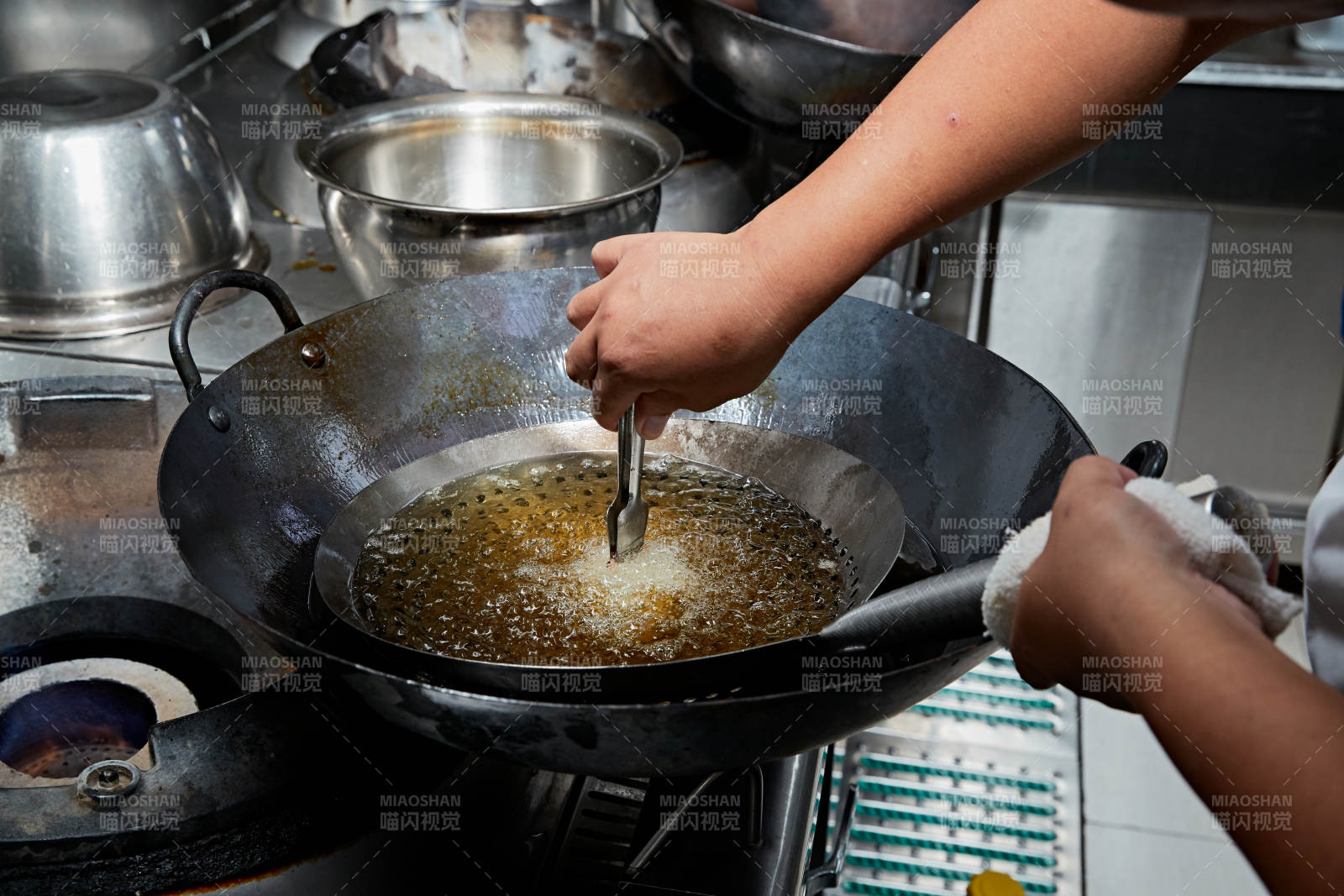 人與食物緊張忙碌的中餐廚房
