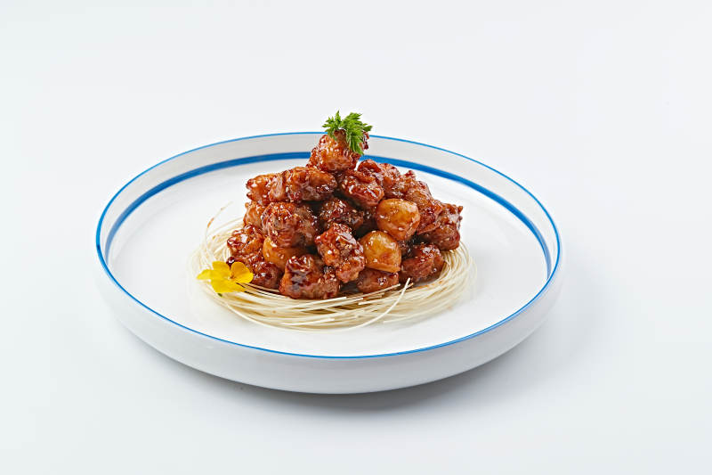 白色瓷盤裝的糖醋豬小排