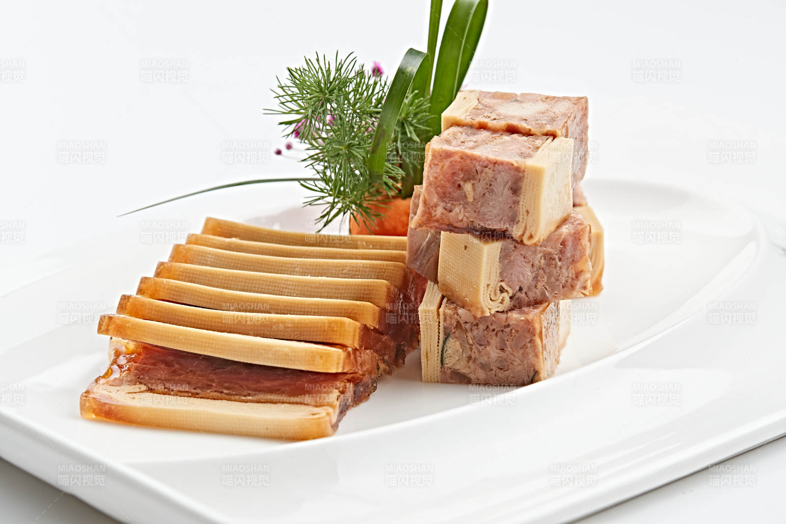 白色瓷盤裝的熏豆皮壓熏肉