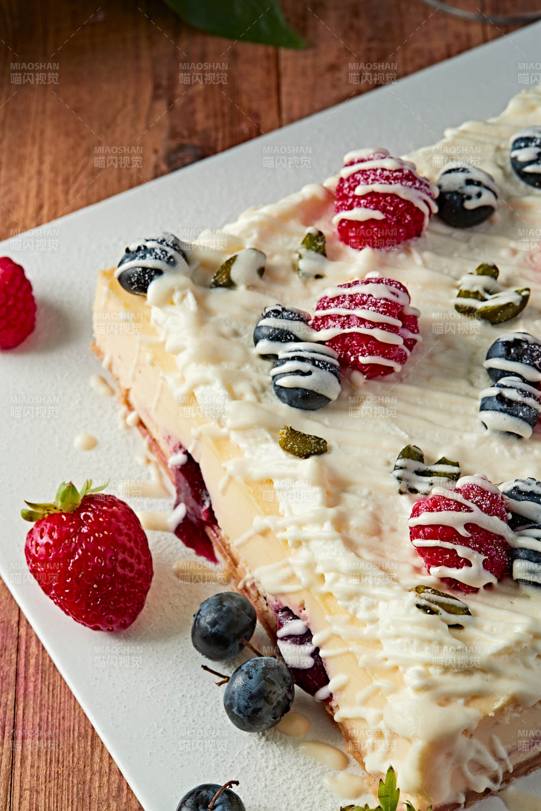 蓝莓树莓鲜奶慕斯蛋糕