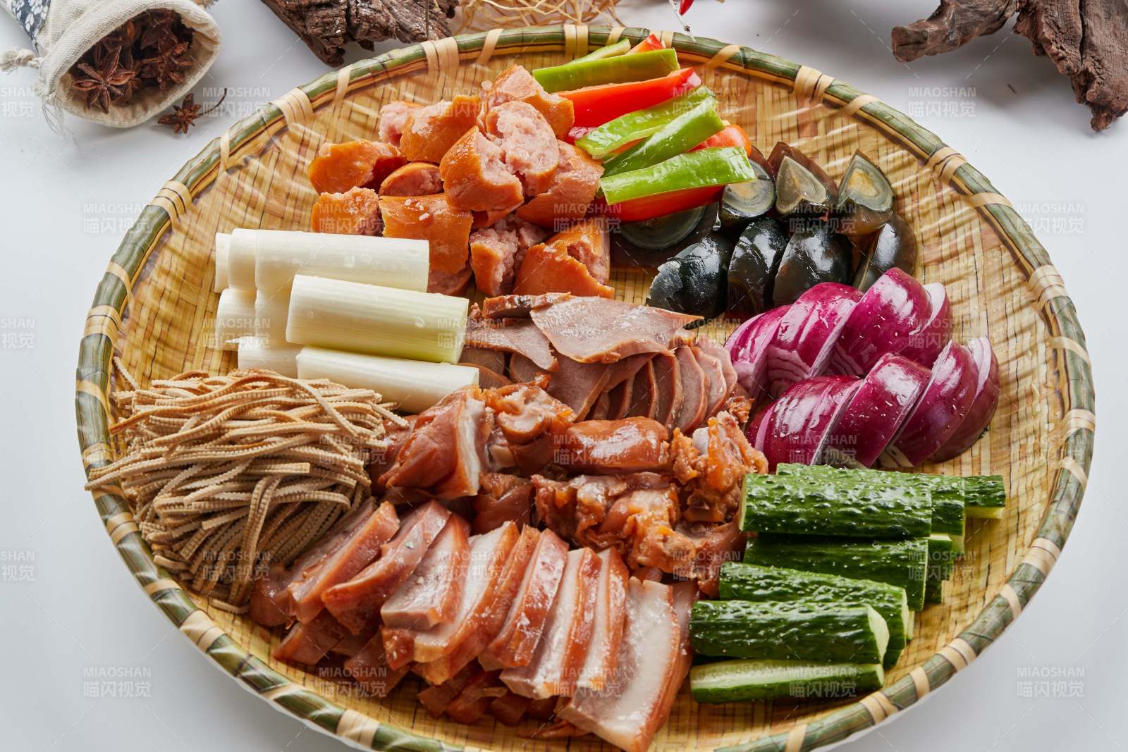 竹制笸箩装的农家大丰收