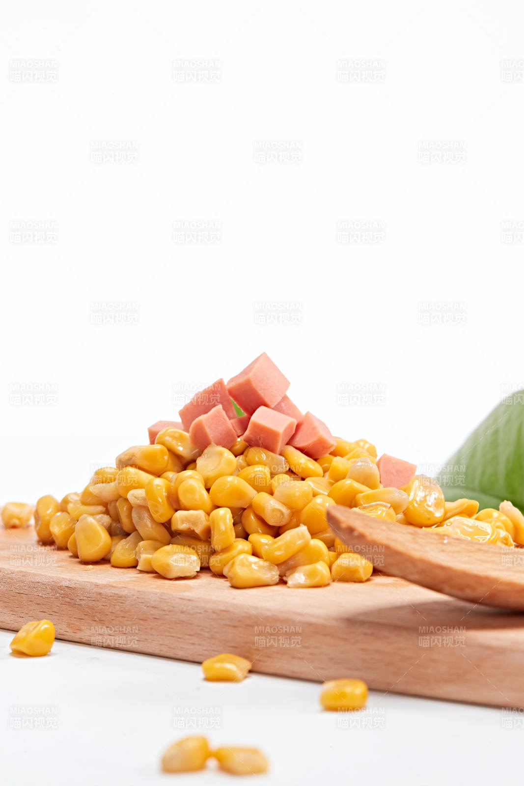 白色背景上的甜玉米粒