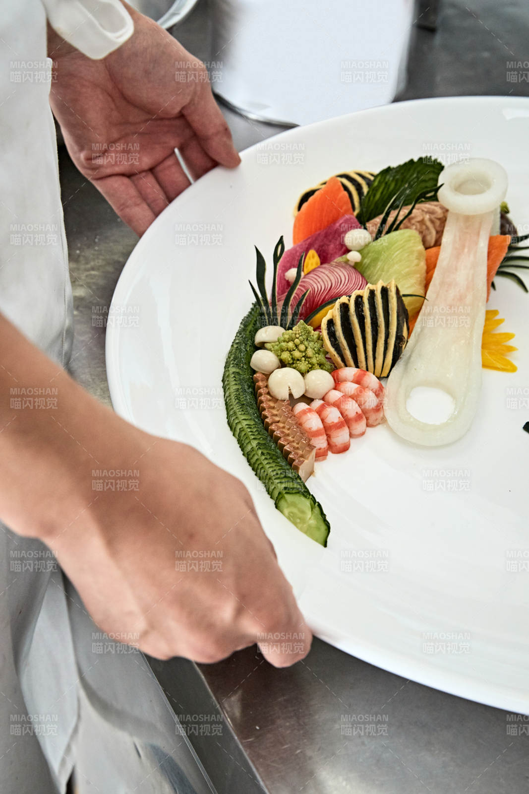 人與食物緊張忙碌的中餐廚房