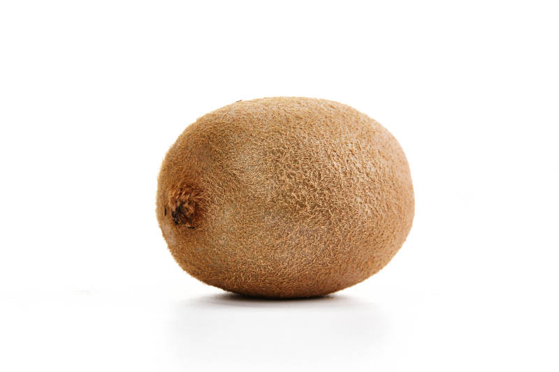 白色背景上摆放的新鲜水嫩猕猴桃