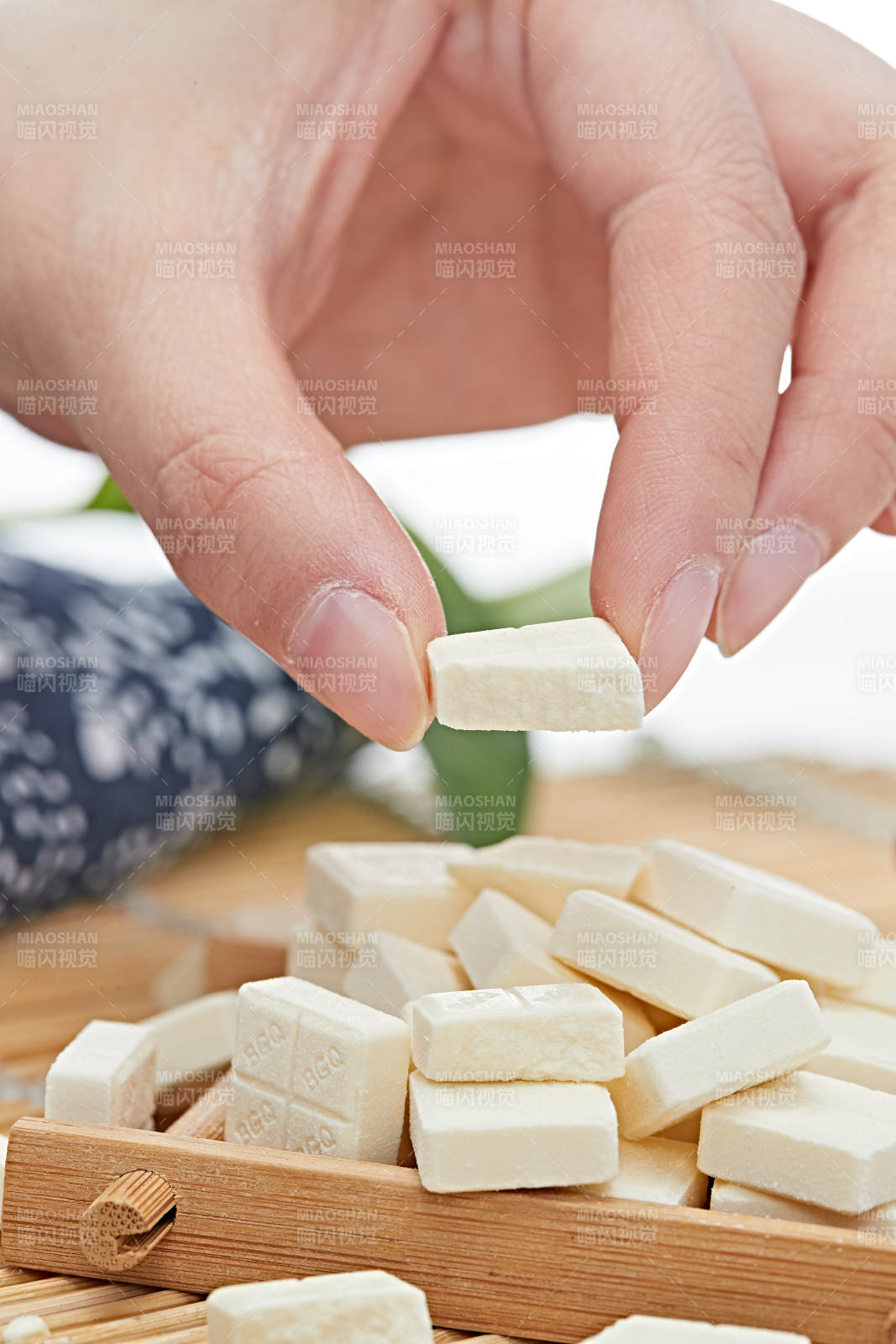 浓香甜美滋味浓郁的蒙族牛奶制品特写