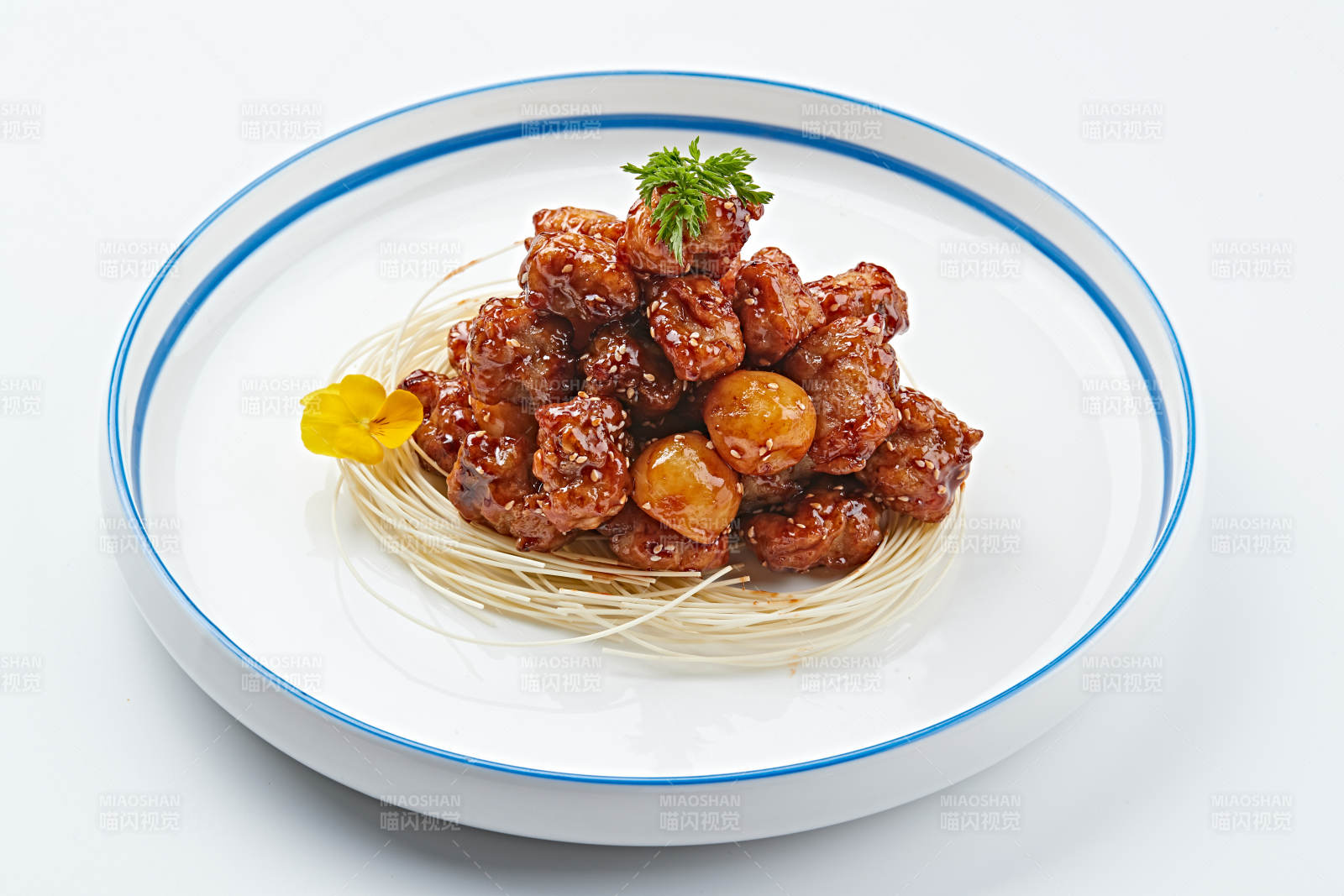 白色瓷盤裝的糖醋豬小排