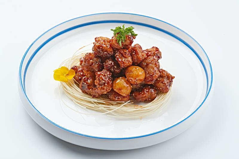 白色瓷盤裝的糖醋豬小排