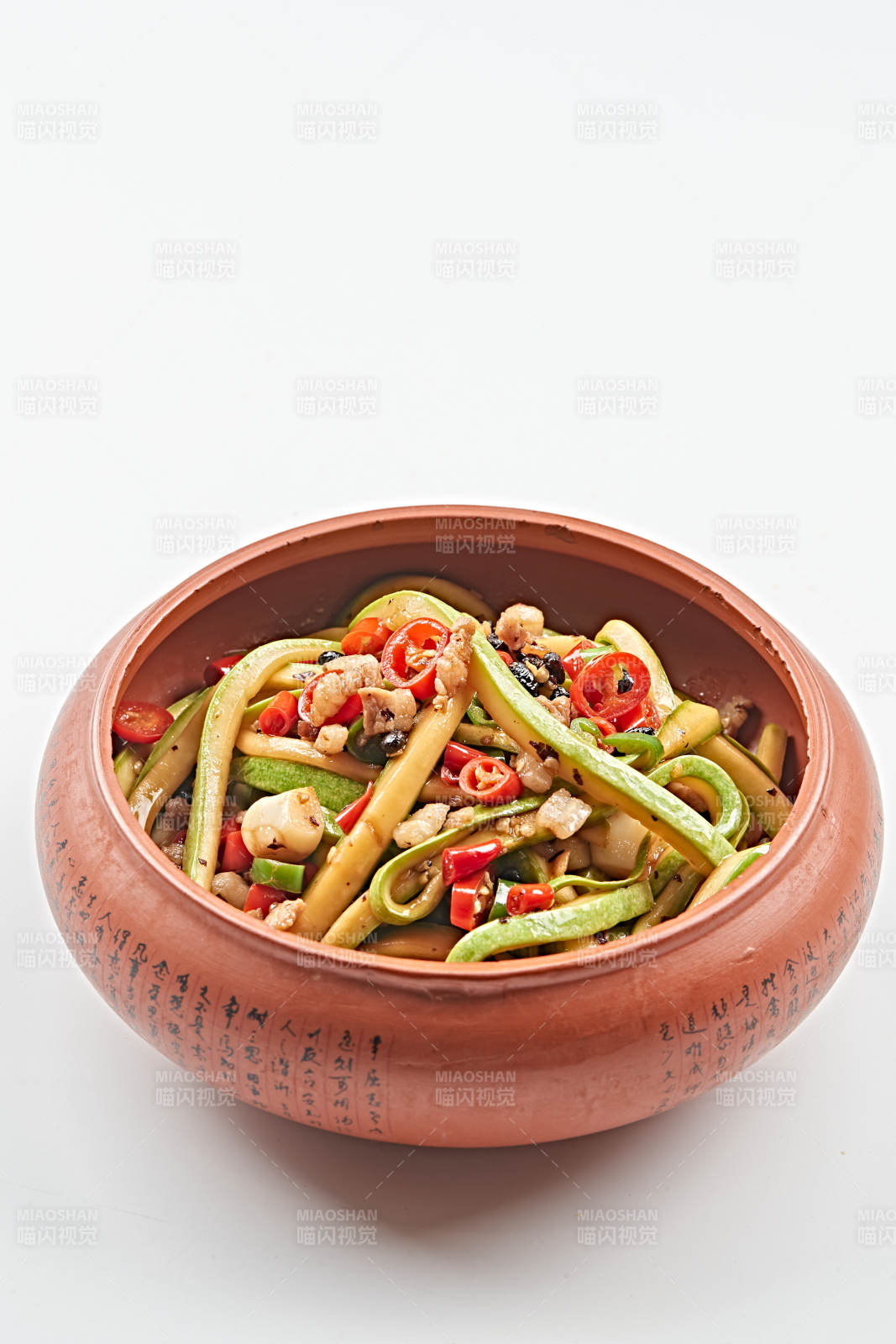 精美餐具装的湘味肉沫辣炒葫芦条