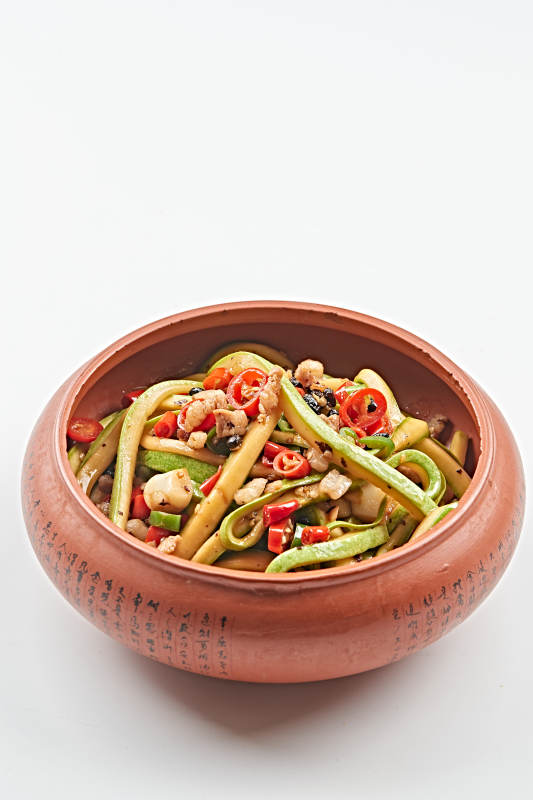 精美餐具装的湘味肉沫辣炒葫芦条