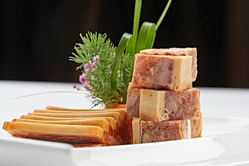 白色瓷盘装的熏豆皮压熏肉