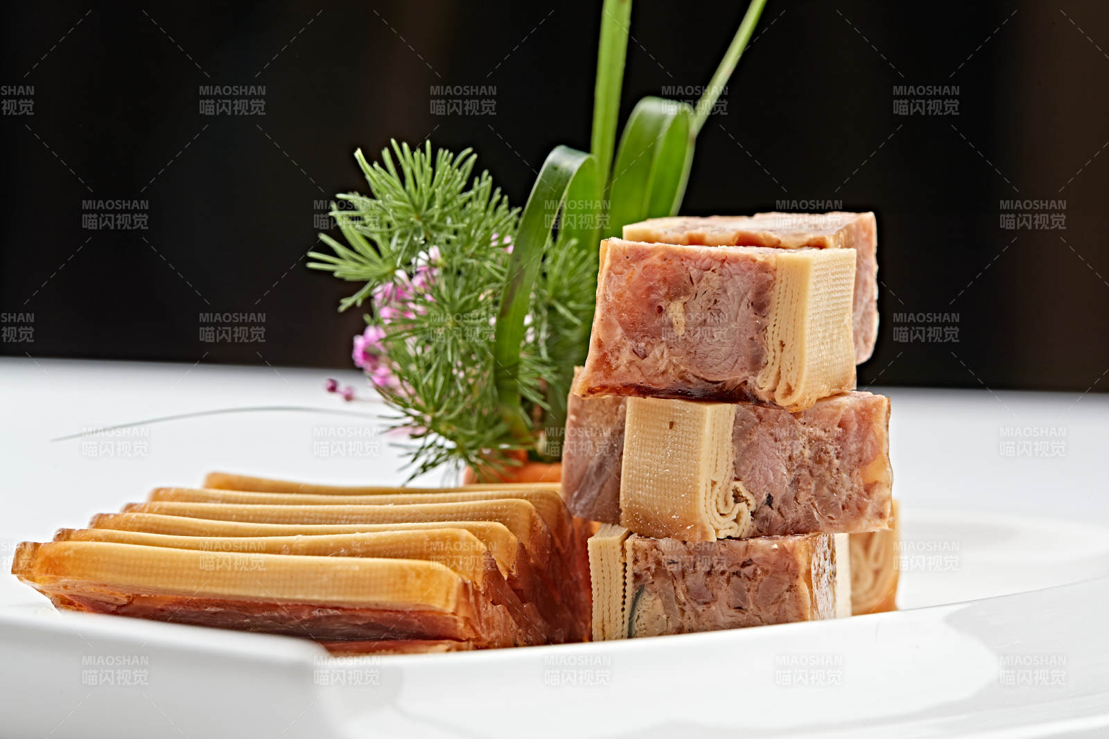 白色瓷盤裝的熏豆皮壓熏肉