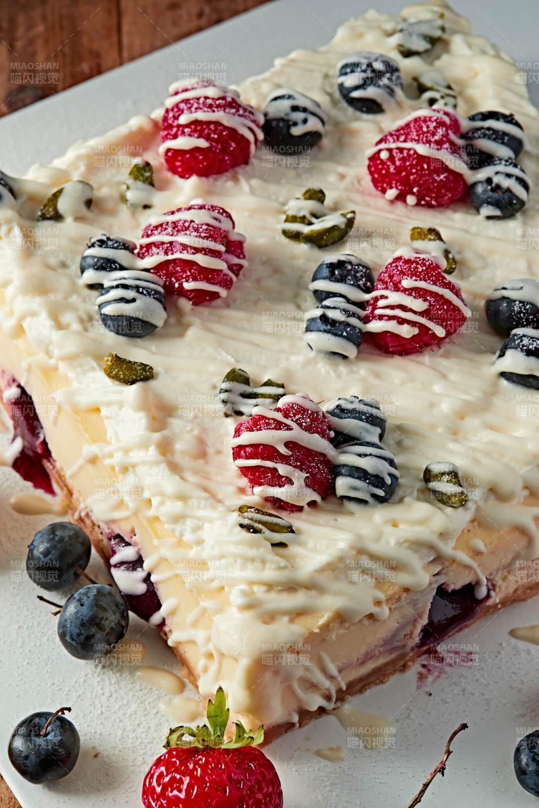 蓝莓树莓鲜奶慕斯蛋糕