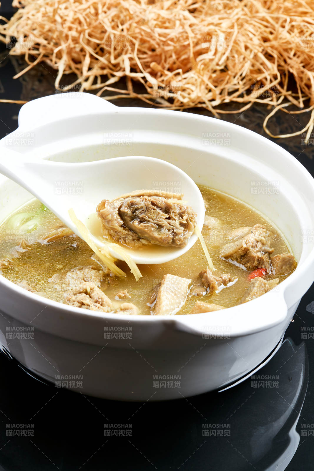 白色砂鍋裝的老火砂鍋柴雞煲