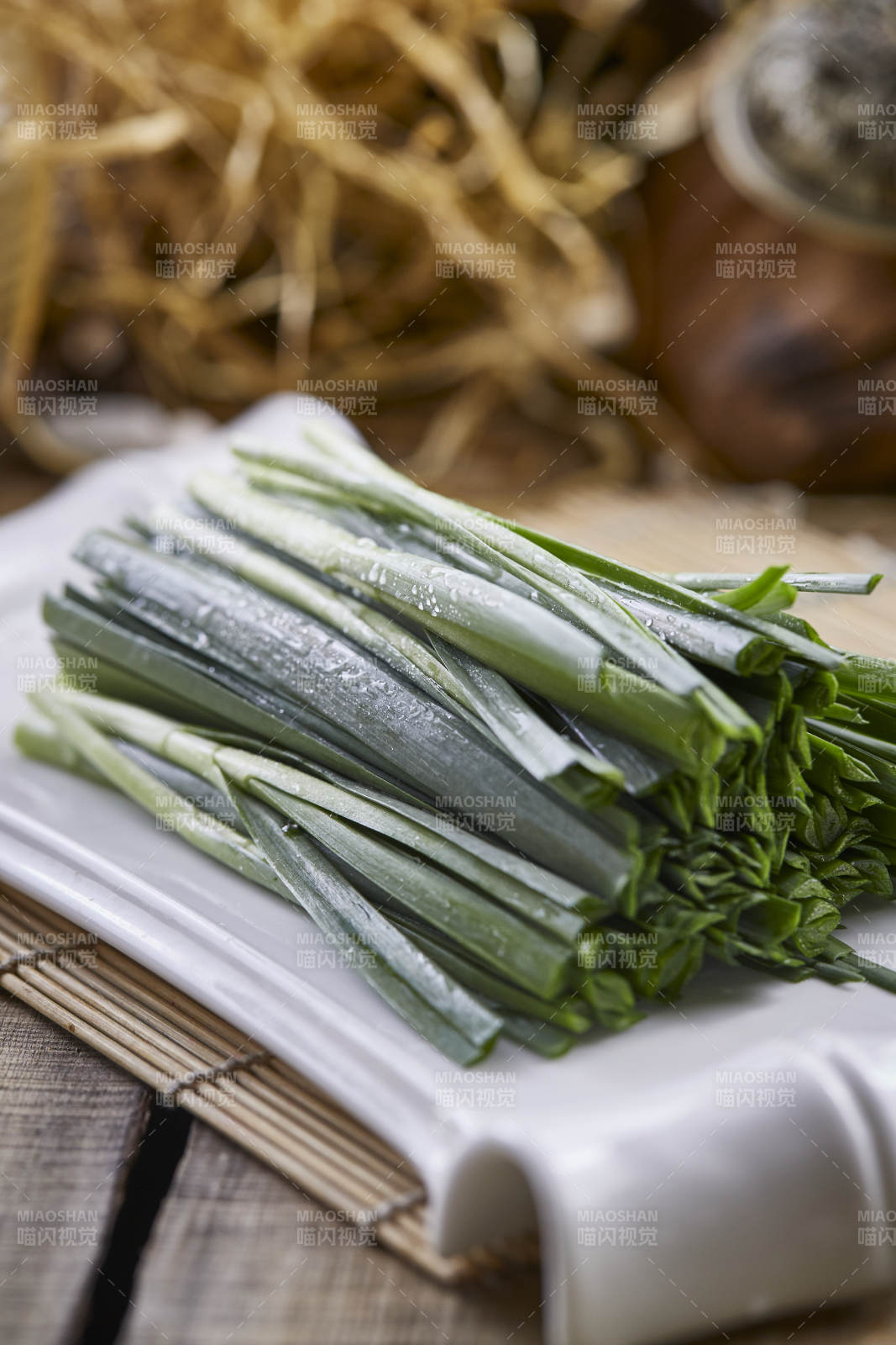 白色瓷盤裝的新鮮韭菜