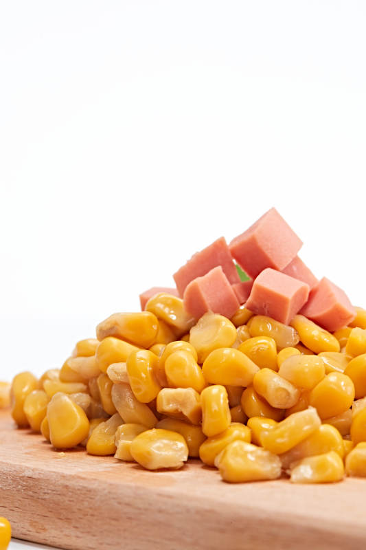 白色背景上的甜玉米粒