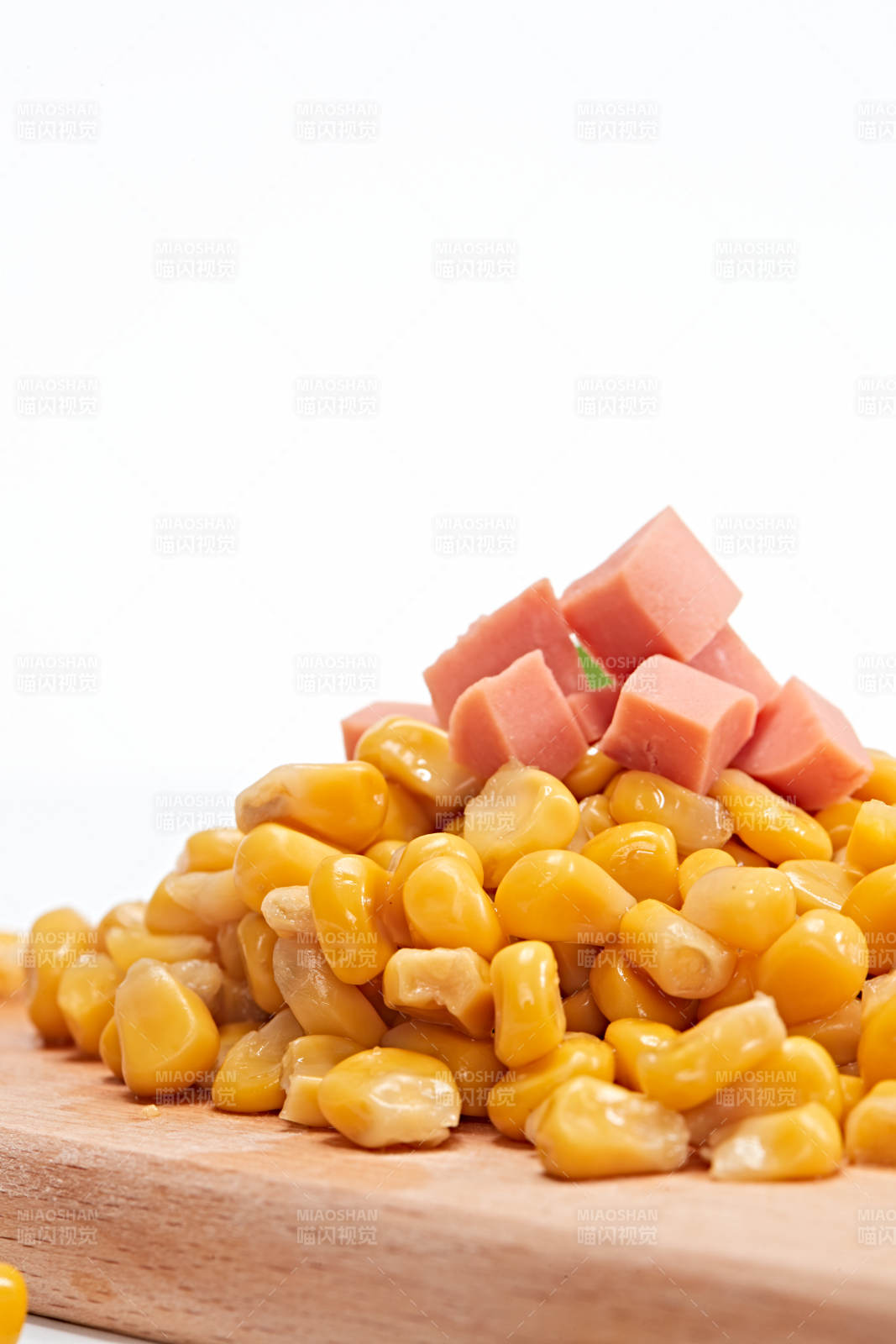 白色背景上的甜玉米粒