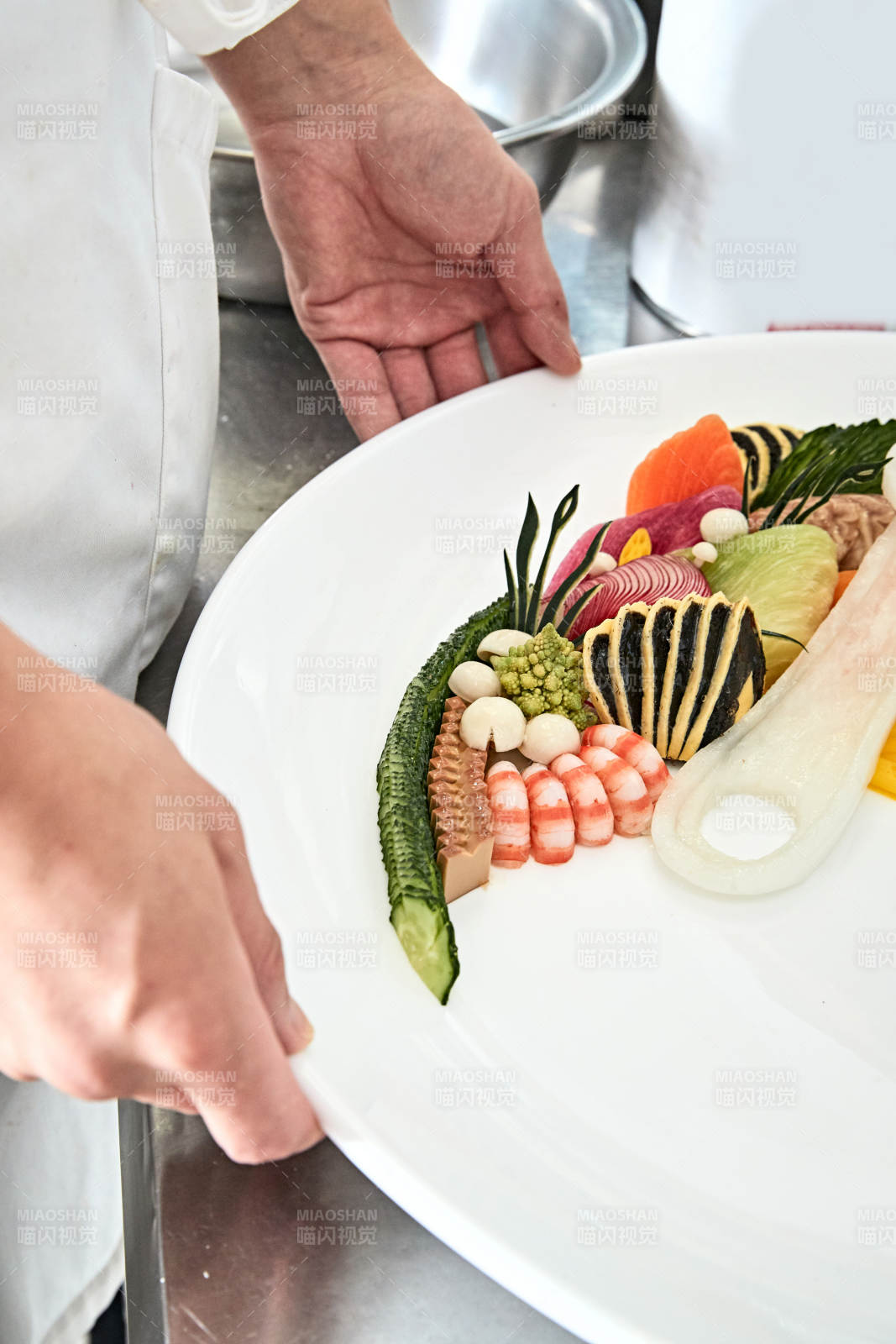 人與食物緊張忙碌的中餐廚房