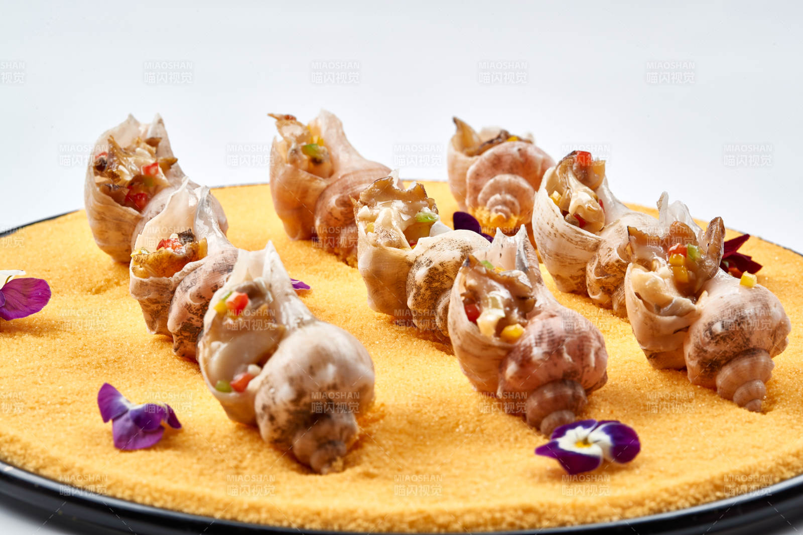 精美装饰餐具装的盐烧小海螺