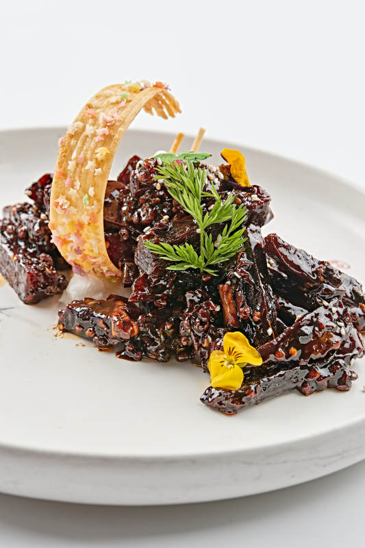 白色瓷盤裝的麻辣甜鮮醬牛肉