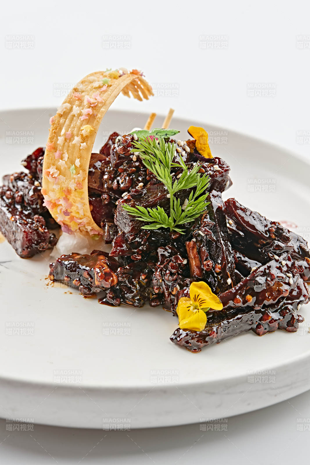 白色瓷盤裝的麻辣甜鮮醬牛肉