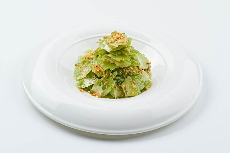 白色瓷盤裝的蒜沫涼拌苦瓜片