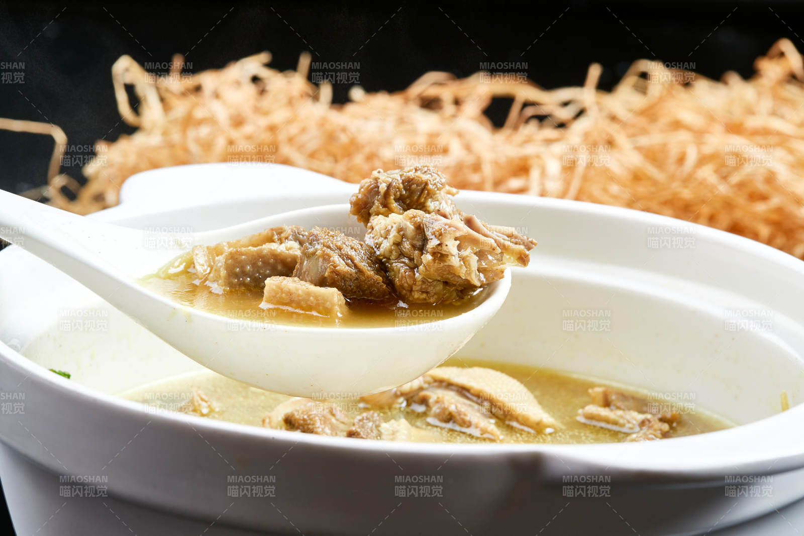 白色砂锅装的老火砂锅柴鸡煲