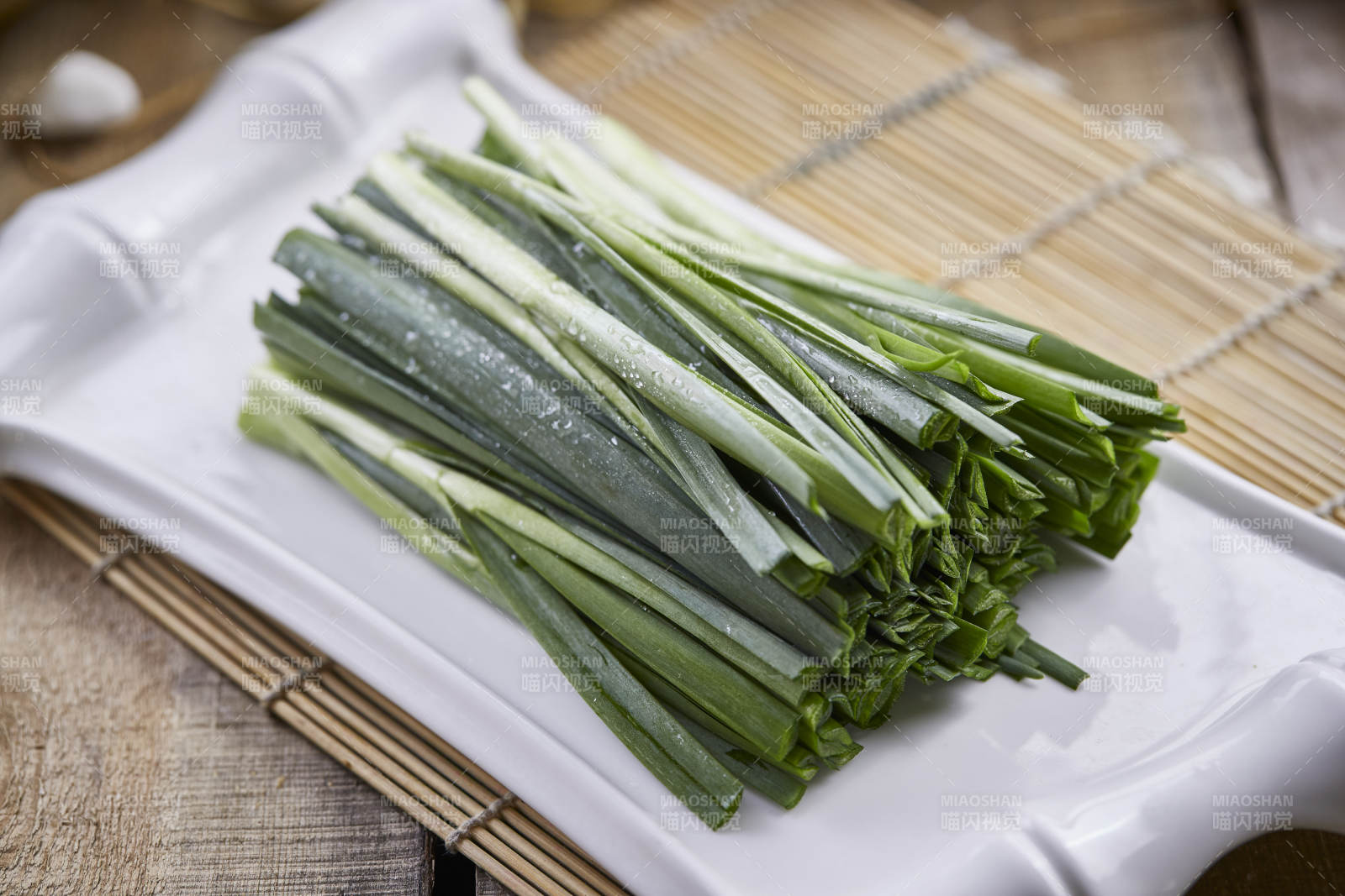 白色瓷盤裝的新鮮韭菜