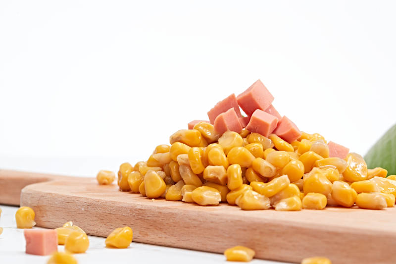 白色背景上的甜玉米粒