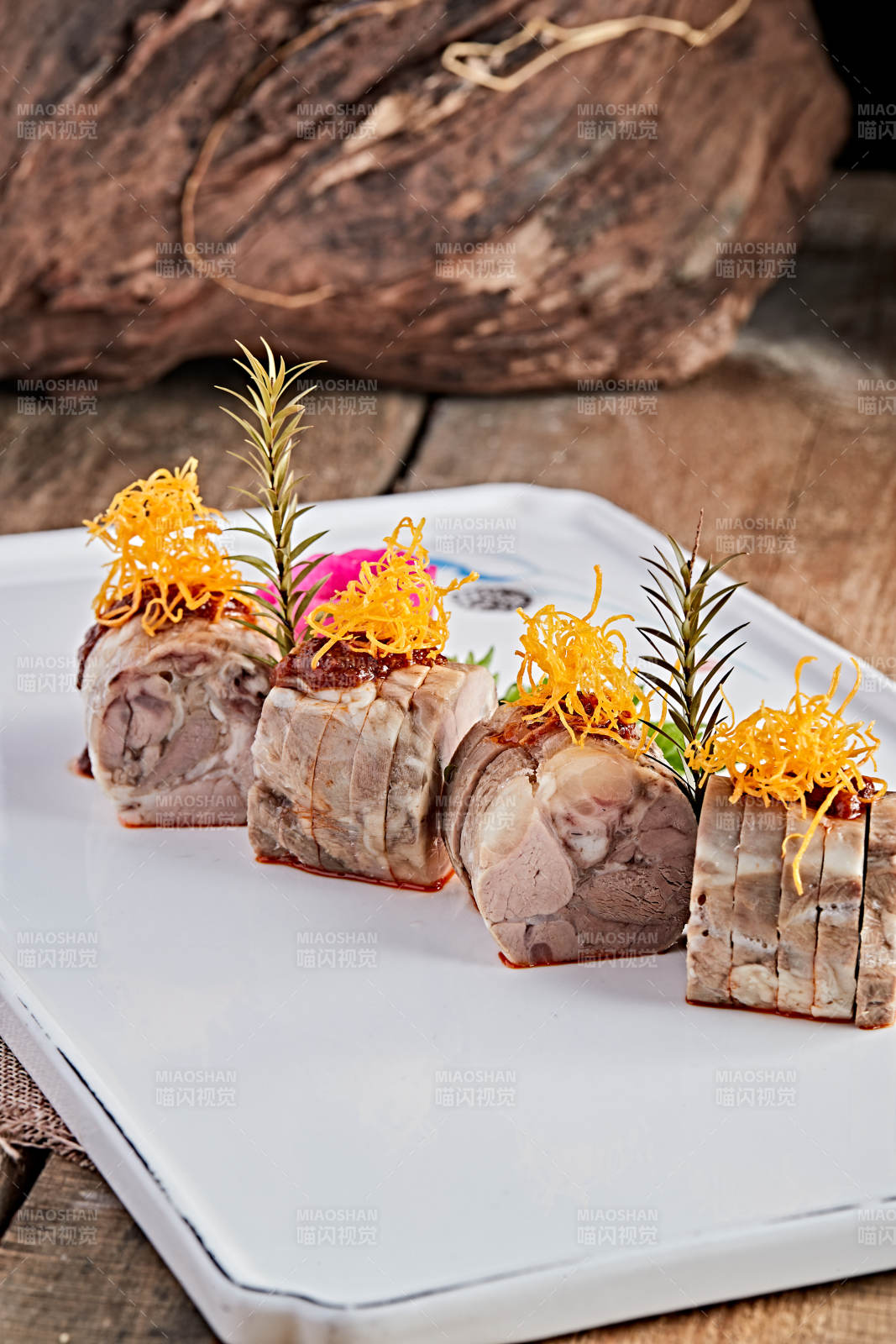 白色瓷盘装的精美凉菜肘花切片