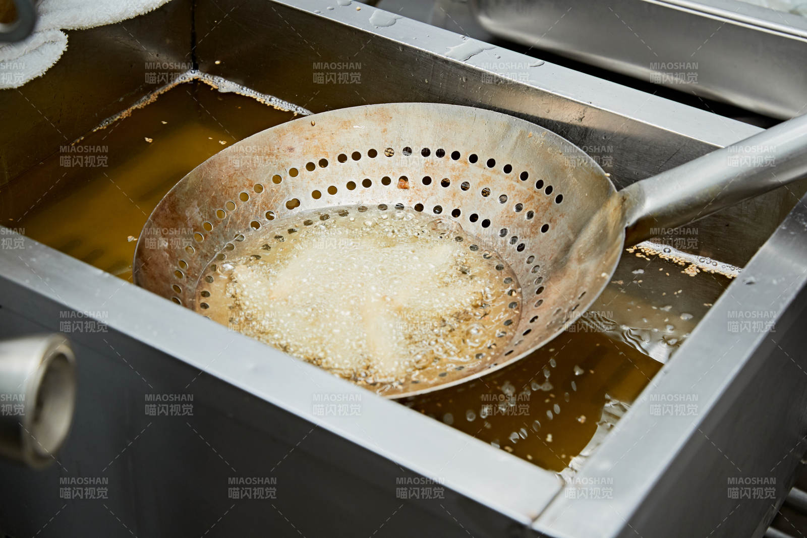 人與食物緊張忙碌的中餐廚房