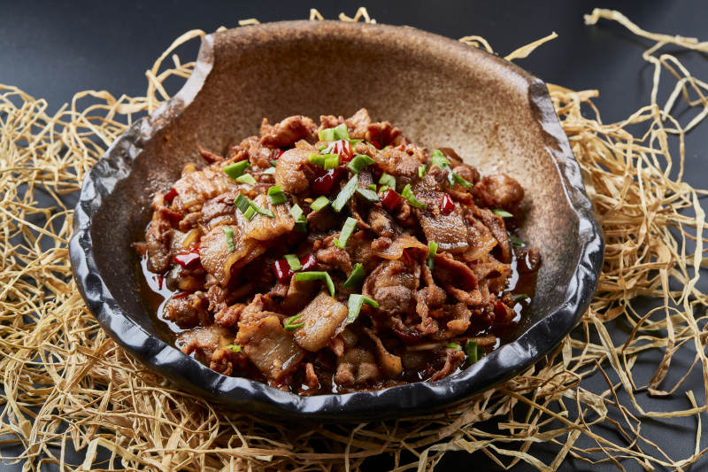 仿汝窑餐具装的香辣小炒腰片