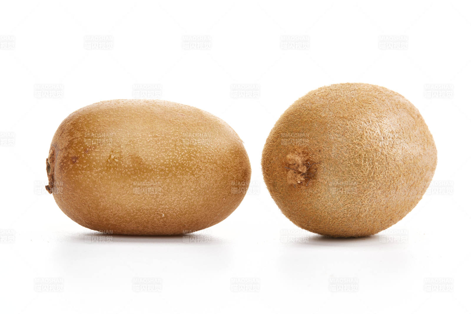 白色背景上摆放的新鲜水嫩猕猴桃