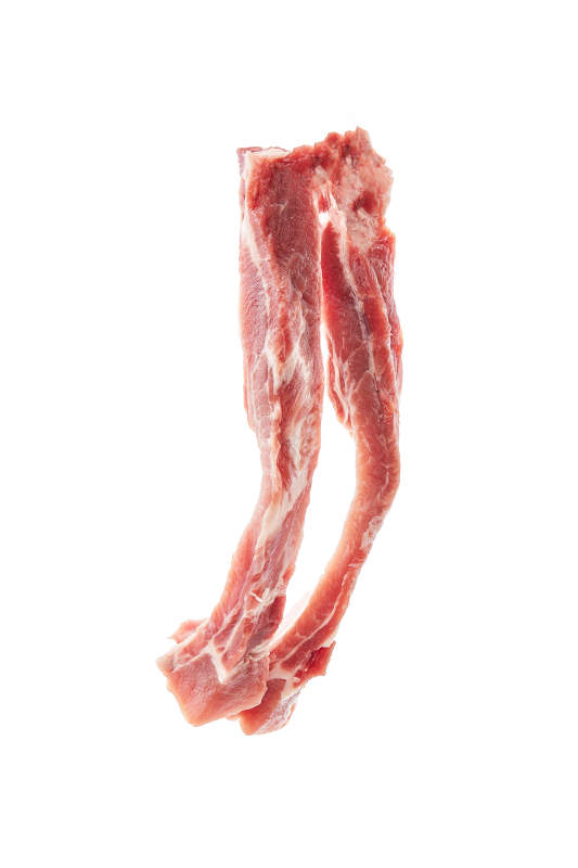 白色背景下的生鮮豬肋排