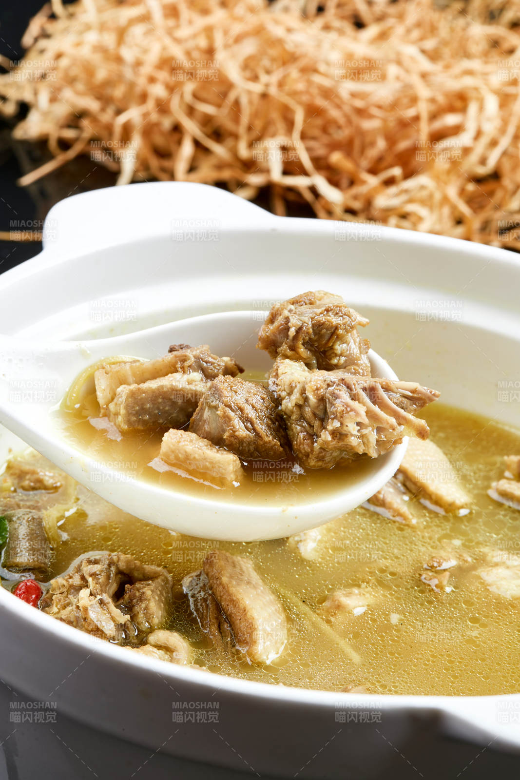 白色砂鍋裝的老火砂鍋柴雞煲