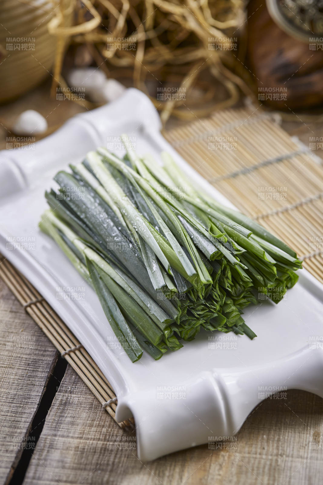 白色瓷盘装的新鲜韭菜