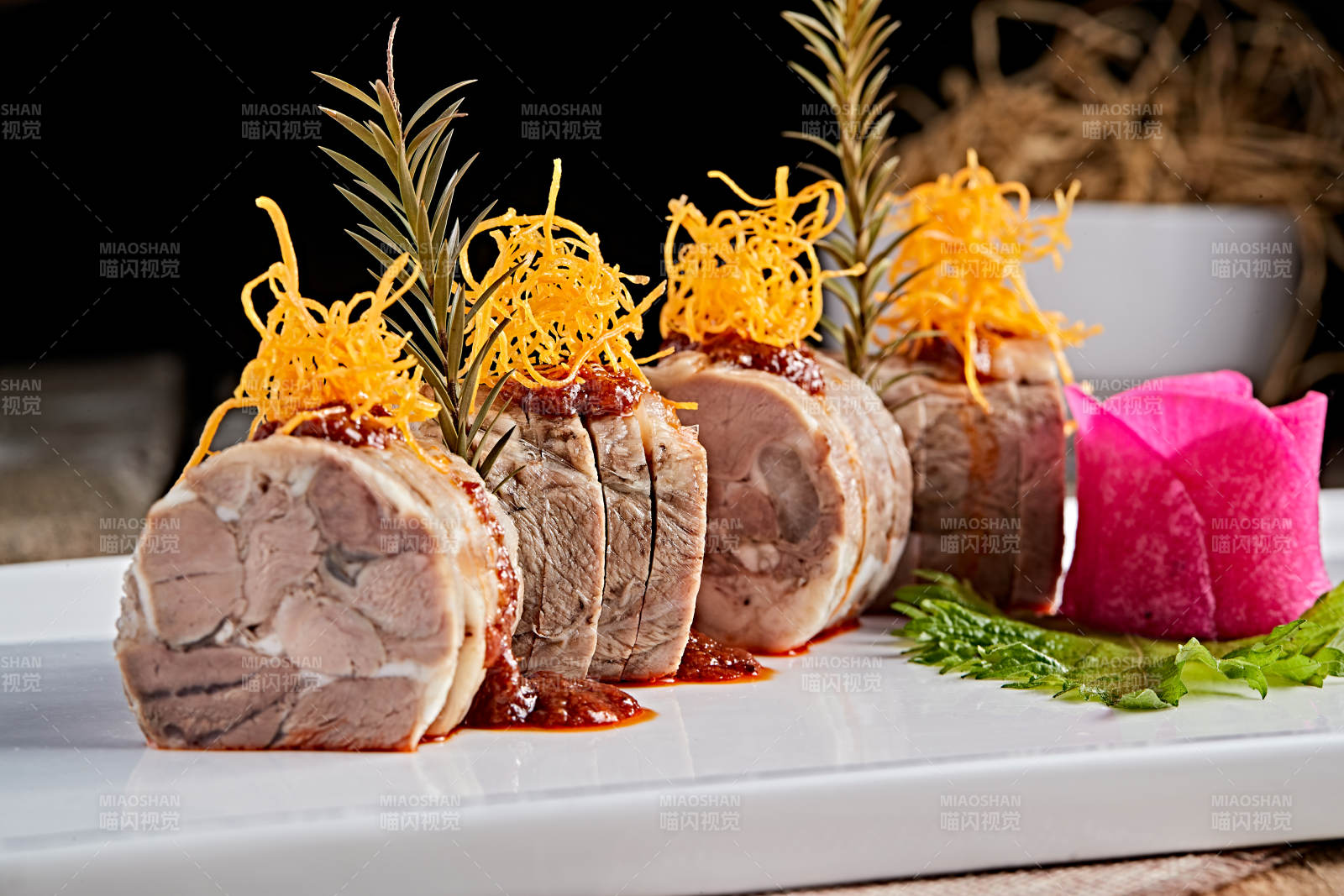 白色瓷盘装的精美凉菜肘花切片