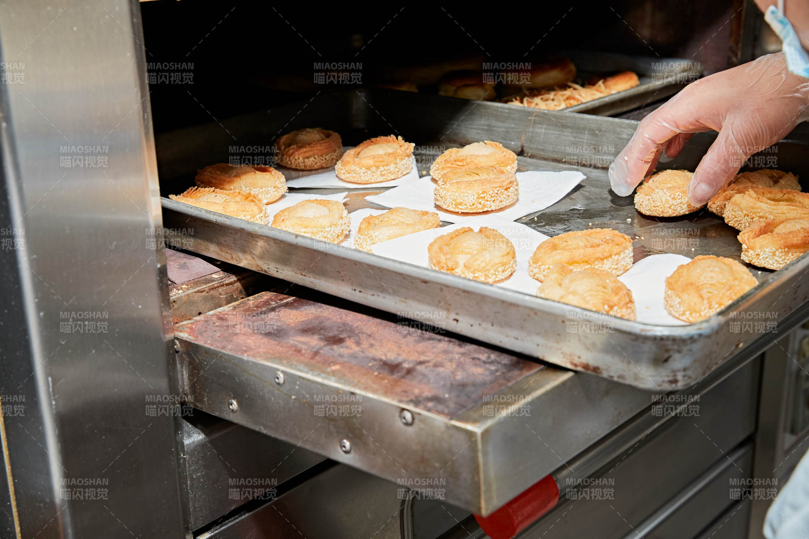 人與食物緊張忙碌的中餐廚房