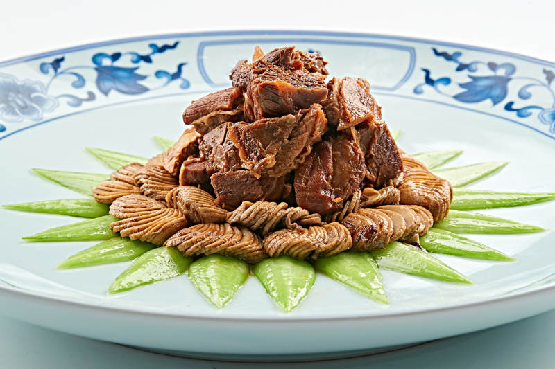 青花瓷盘装的坝上口蘑炖牛腱