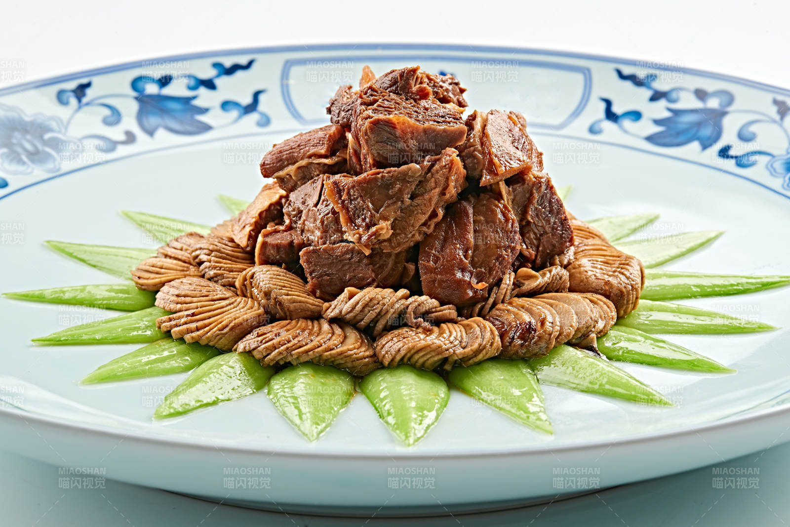 青花瓷盘装的坝上口蘑炖牛腱