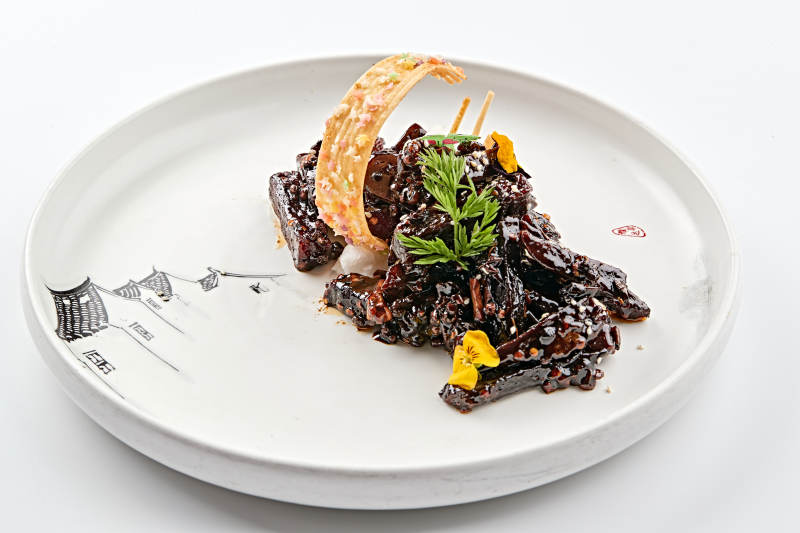 白色瓷盤裝的麻辣甜鮮醬牛肉