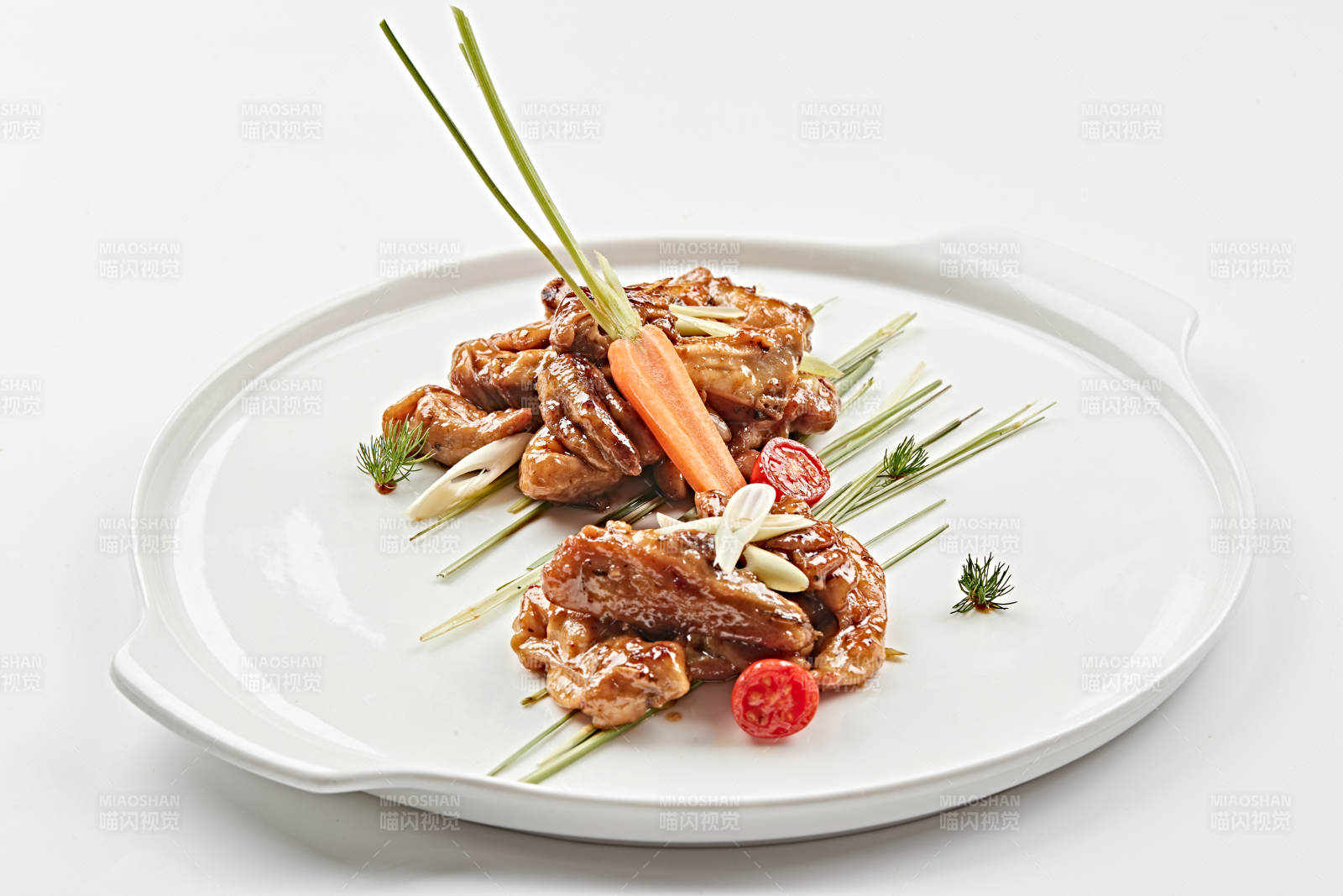 白色瓷盘装的卤味百香鸡