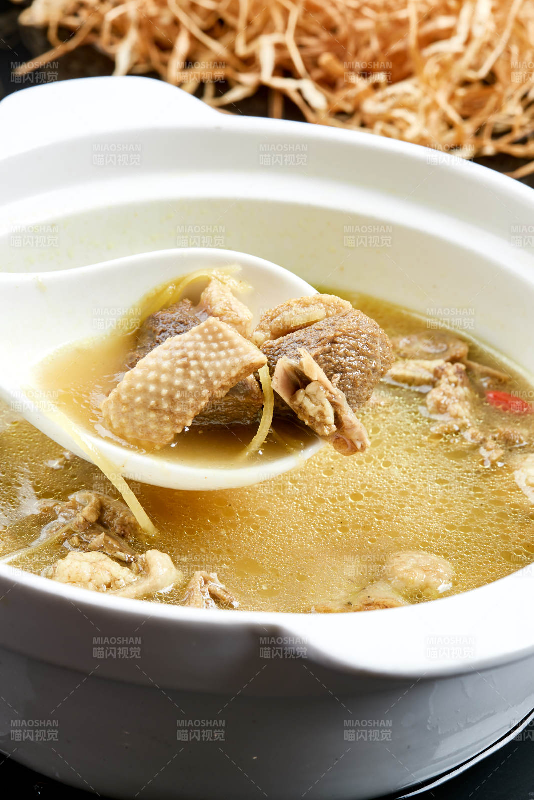 白色砂鍋裝的老火砂鍋柴雞煲