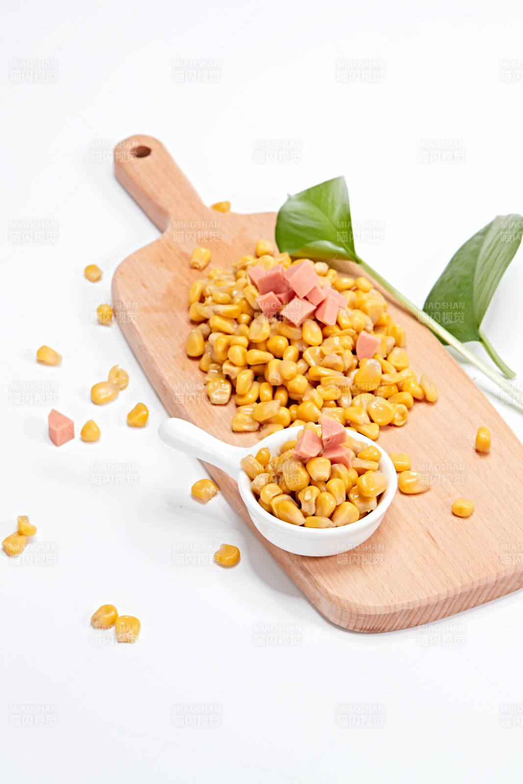 白色背景上的甜玉米粒