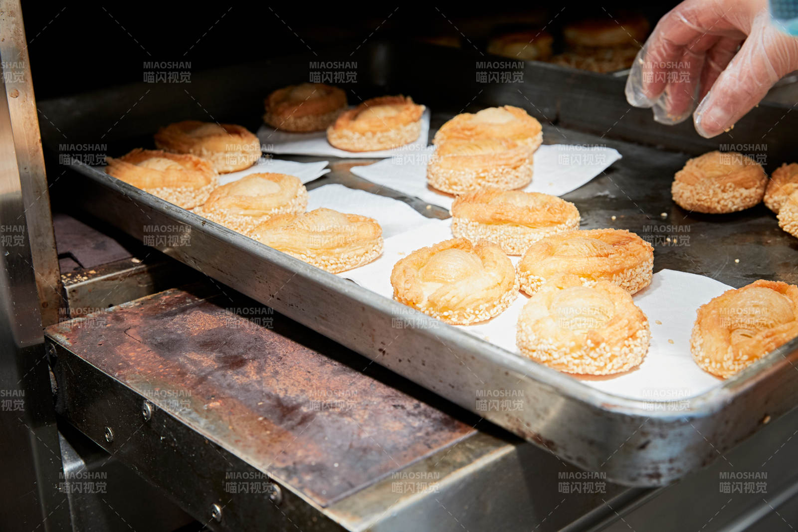 人與食物緊張忙碌的中餐廚房