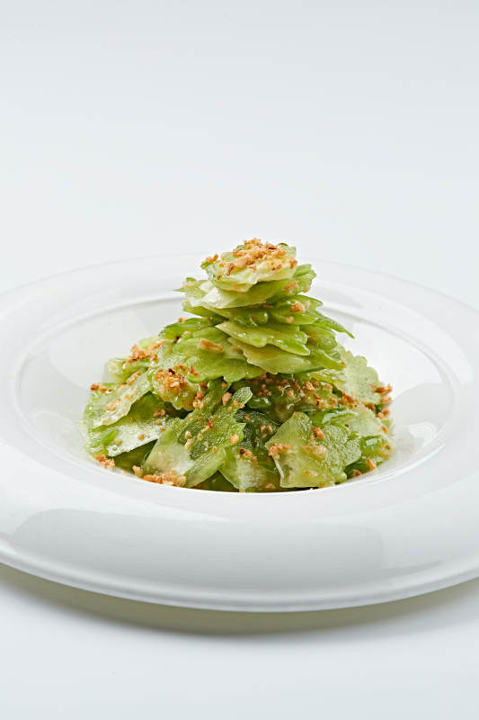 白色瓷盤裝的蒜沫涼拌苦瓜片