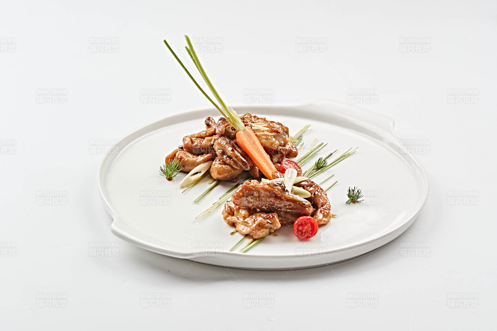 白色瓷盤裝的鹵味百香雞